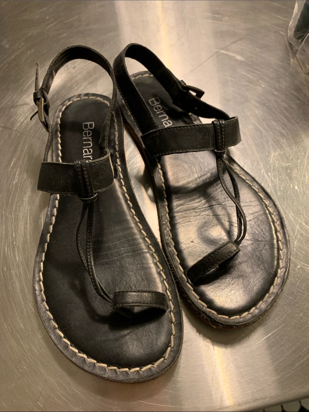 Bernardo Black Leather Toe Loop Maverick Sandals - Size 8